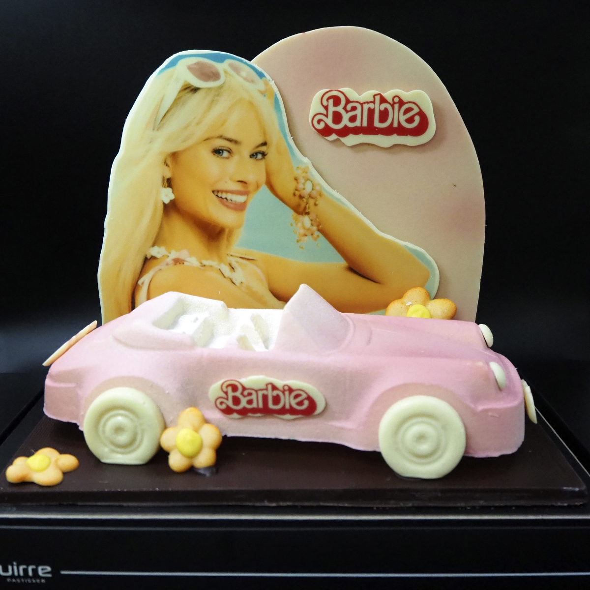Mona de Pasqua artesanal elaborada per Zaguirre Pastisser amb la figura i cotxe de la Barbie
