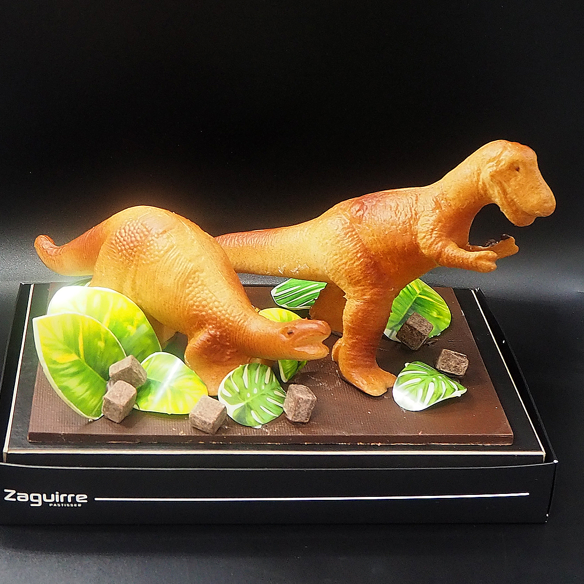 Mona de Pasqua de xocolata amb forma de dinosaure elaborada per Zaguirre Pastisser