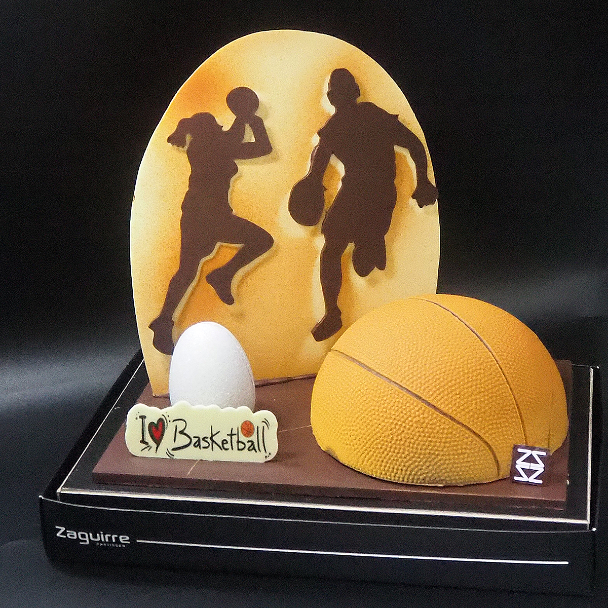 Mona de pascua de chocolate con jugador y jugadora de baloncesto