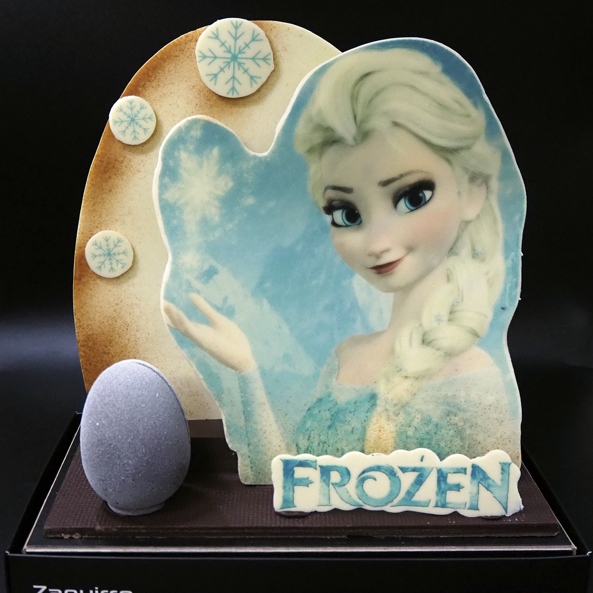 Mona de Pasqua artesanal elaborada per Zaguirre Pastisser amb la figura de Frozen