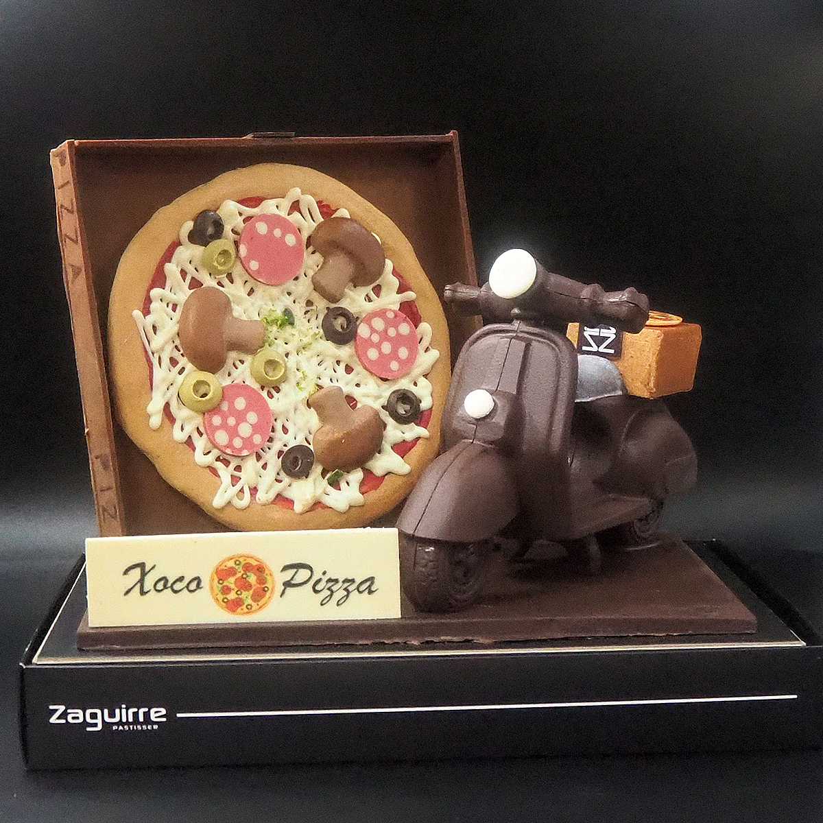 Mona de Pasqua de xocolata amb forma de pizza i moto per entrega a domicili elaborada per Zaguirre Pastisser.