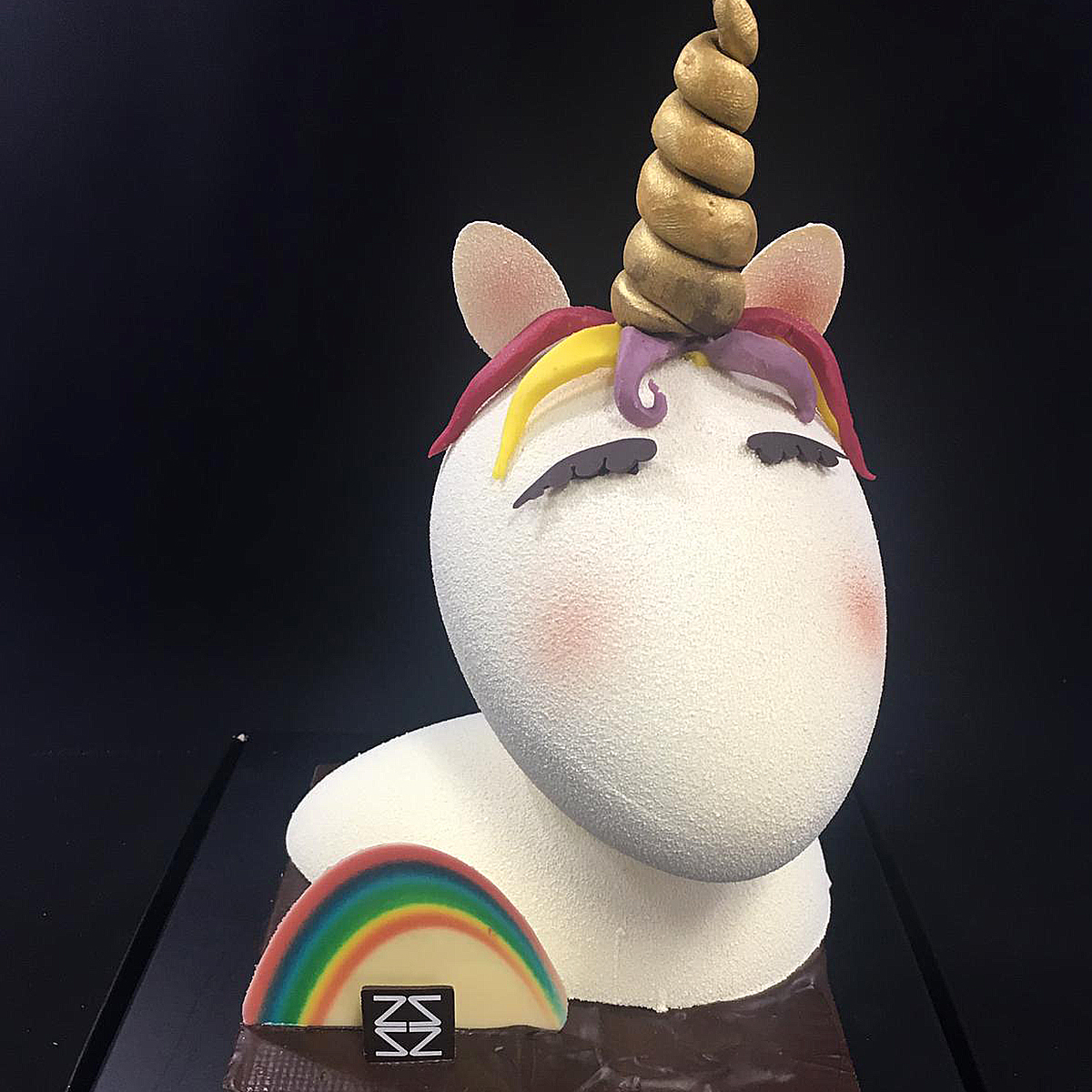 mona de pascua artesana de chocolate con forma de unicornio