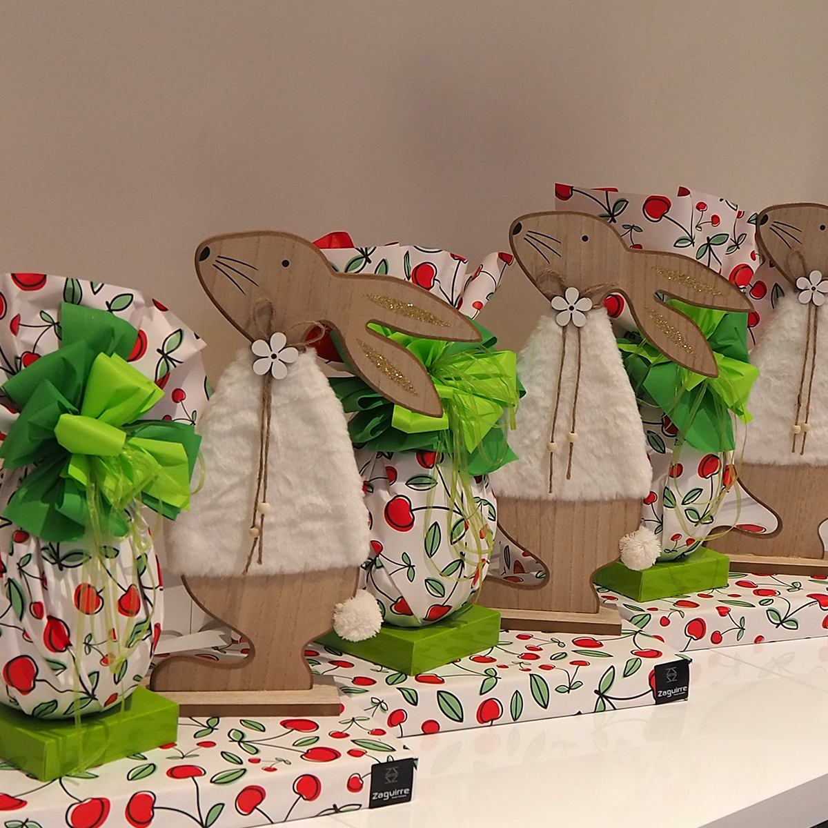 Ous de Pasqua grans de xocolata artesans elaborats per Zaguirre Pastisser amb conills de fusta de decoració