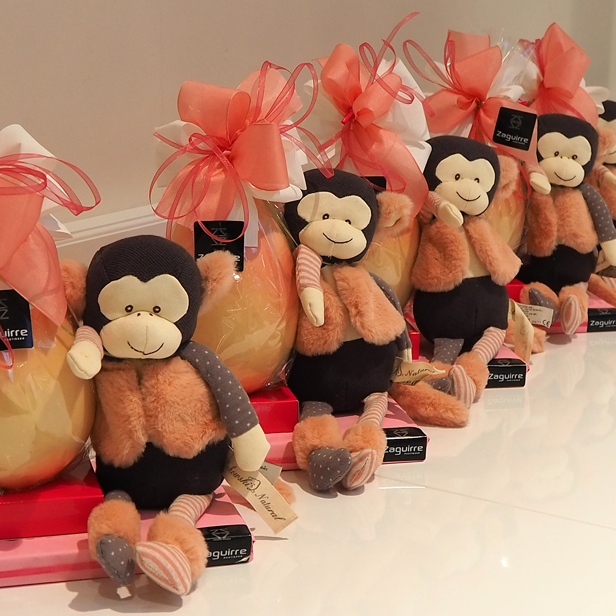 Ous de Pasqua grans de xocolata artesans elaborats per Zaguirre Pastisser amb peluixos de micos