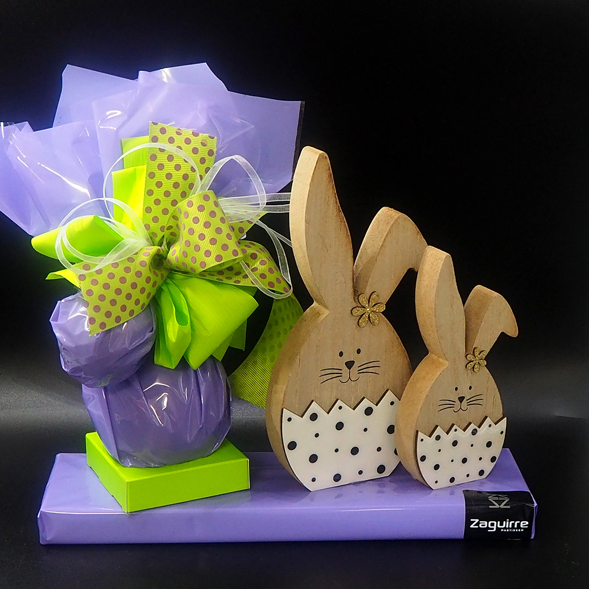 Figura de conillets de decoració amb ou de Pasqua de xocolata elaborat per Zaguirre Pastisser