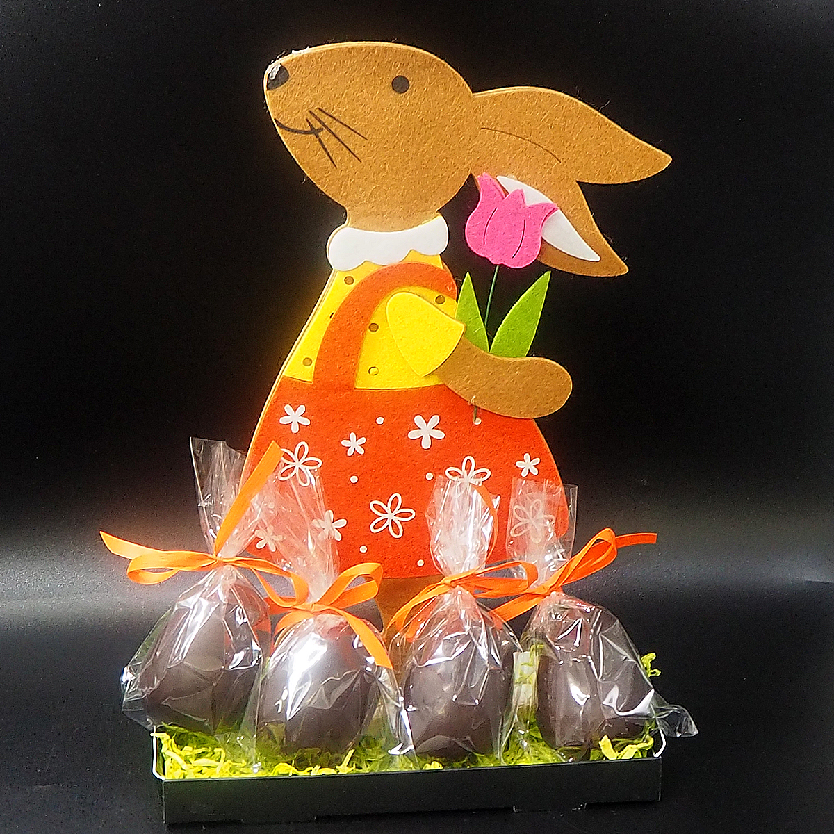 Figura de decoració de conill amb ous de Pasqua de xocolata elaborats per Zaguirre Pastisser