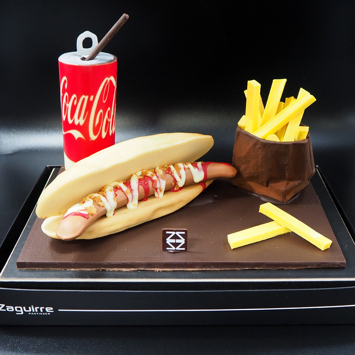 Mona de Pascua de chocolate con forma de hot dog elaborada artesanalmente por Zaguirre Pastisser.